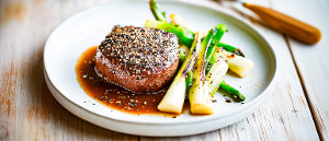 Pfeffersteak mit süß-sauren Frühlingszwiebeln