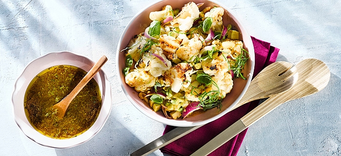 Salat von gegrilltem Blumenkohl in Avocado-Tomatenvinaigrette als Grill-Beilage