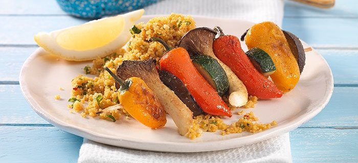 gebratenen Gemüsespieß mit Mandel-Couscous