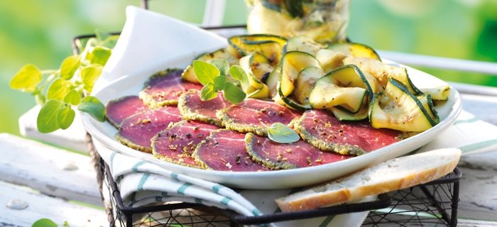Carpaccio im Pestomantel mit gegrilltem Zucchinisalat - perfekt beim Camping