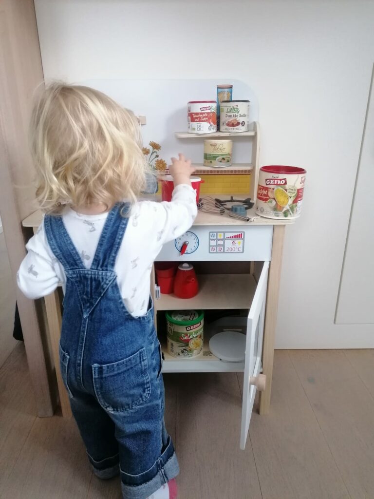Die Tochter einer Kollegin hilft in in ihrer Spielküche kräftig mit - mit gEFRO Suppe! Die Tochter einer Kollegin hilft in in ihrer Spielküche kräftig mit - mit gEFRO Suppe!