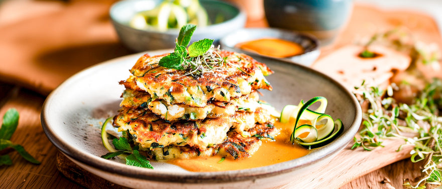 Zucchini-Schafskäse-Küchle auf Kürbis-Minzsoße