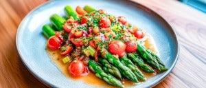 Grüner Spargel in Tomaten-Zwiebel-Marinade