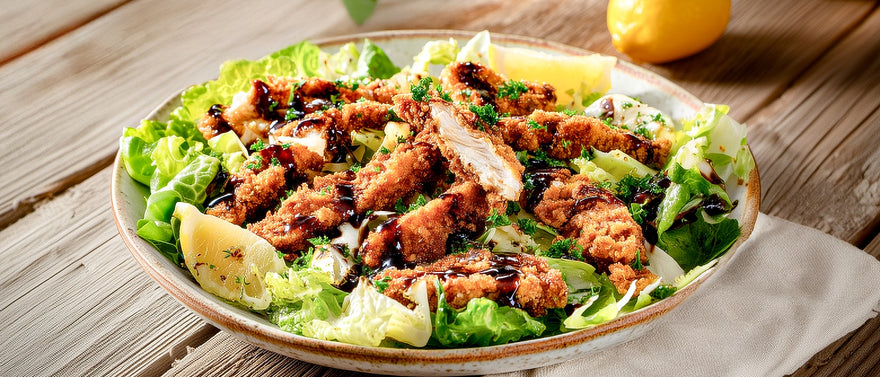 Kross gebratene Hähnchenbruststreifen auf Blattsalat