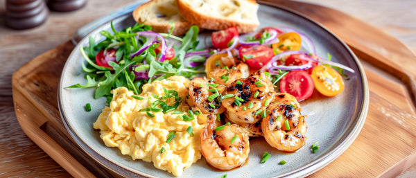 Nordseekrabben mit Rührei und Tomatensalat