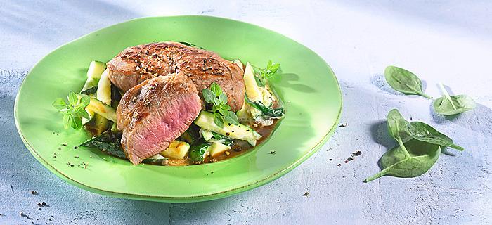Lammsteaks mit jungem Zucchini-Spinatgemüse