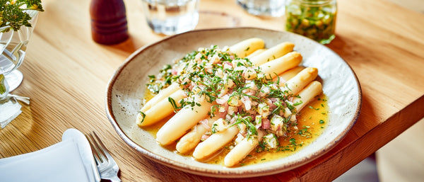 Spargel in warmer Zwiebel-Kräutervinaigrette