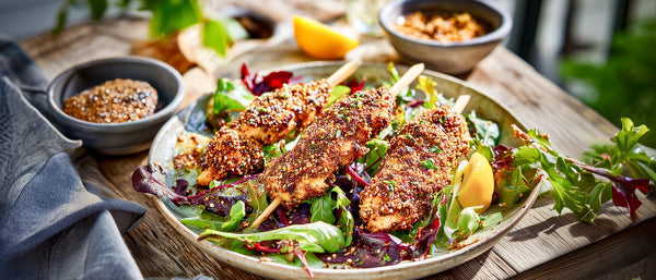 Hähnchenbrustspieße im Samen-Mix-Mantel mit sommerlichen Blattsalaten