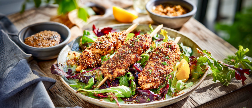 Hähnchenbrustspieße im Samen-Mix-Mantel mit sommerlichen Blattsalaten