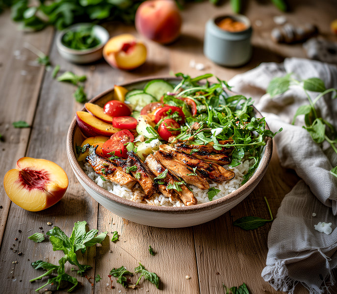 Sommerliche BBQ-Chicken-Bowl mit Rucola, Reis und Pfirsich