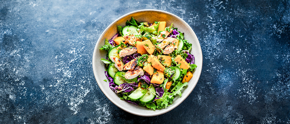 Thai-Curry-Kokos-Noodle-Bowl mit Mango & knackigem Gemüse