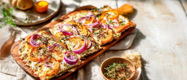 Vollkorn-Flammkuchen mit Kürbis und roten Zwiebeln