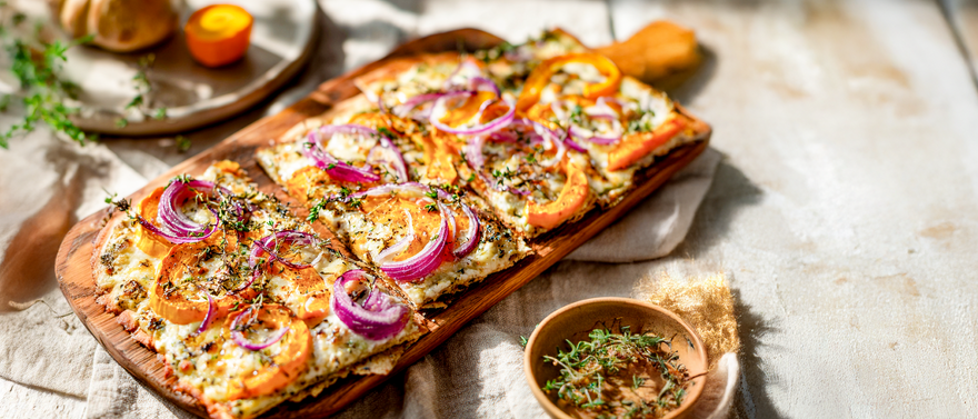Vollkorn-Flammkuchen mit Kürbis und roten Zwiebeln