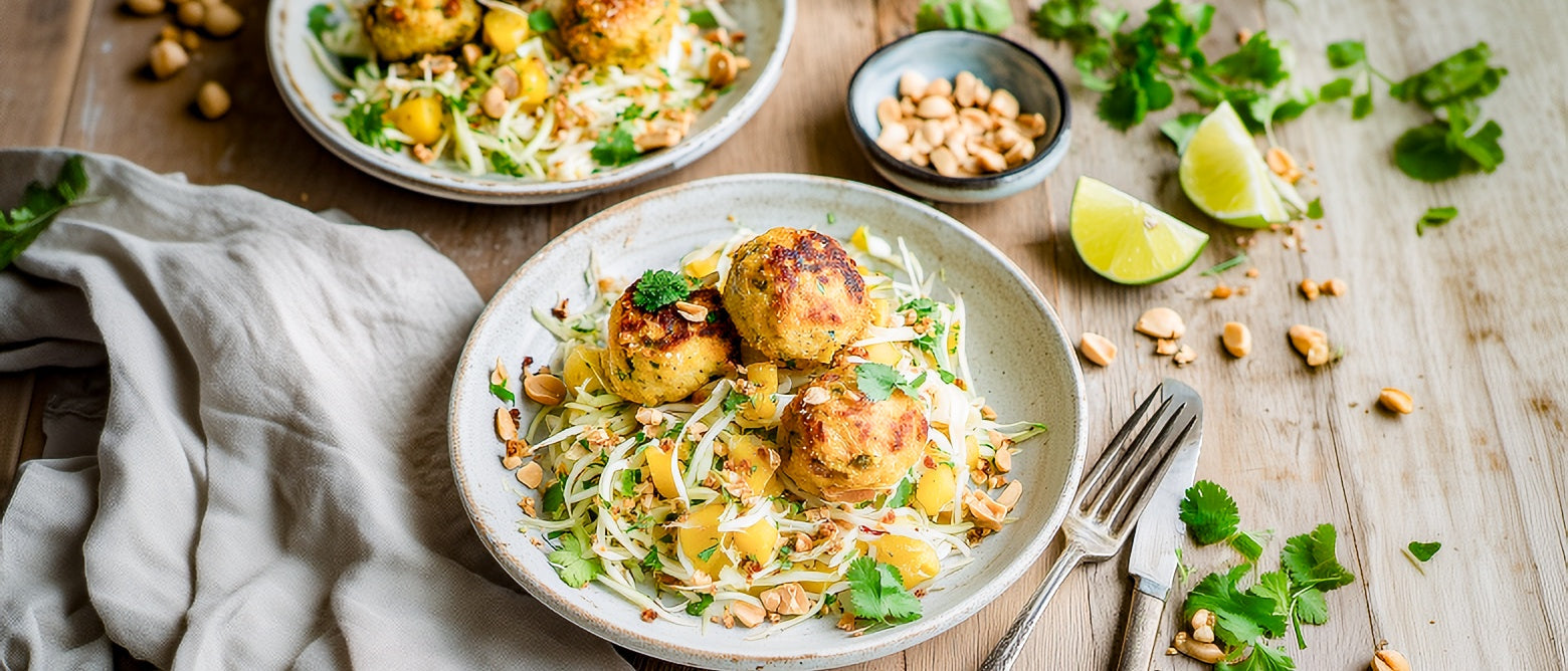 Vegane Tofu-Kichererbsen-Bällchen mit Mango-Kohlrabisalat