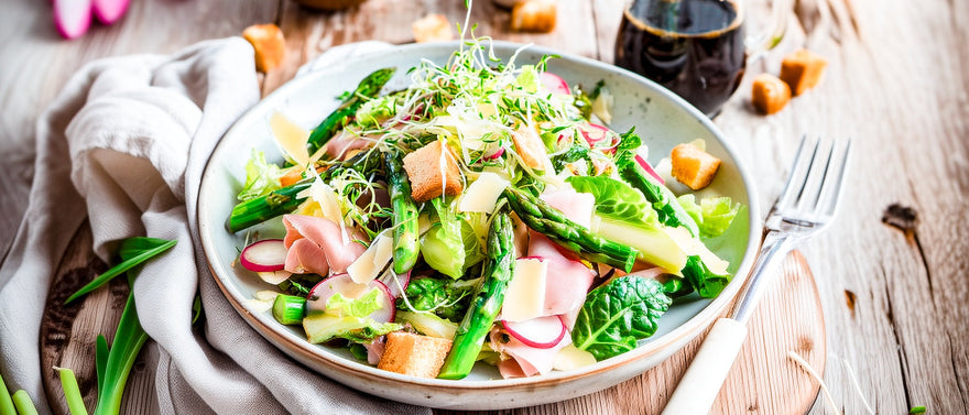 Frühlingssalat mit Spargel, Käse und Schinken