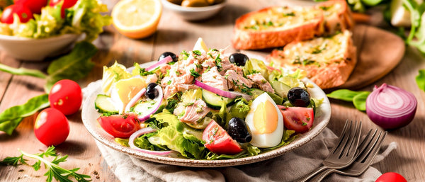 Nizza-Salat mit Kräuterbutter-Baguette