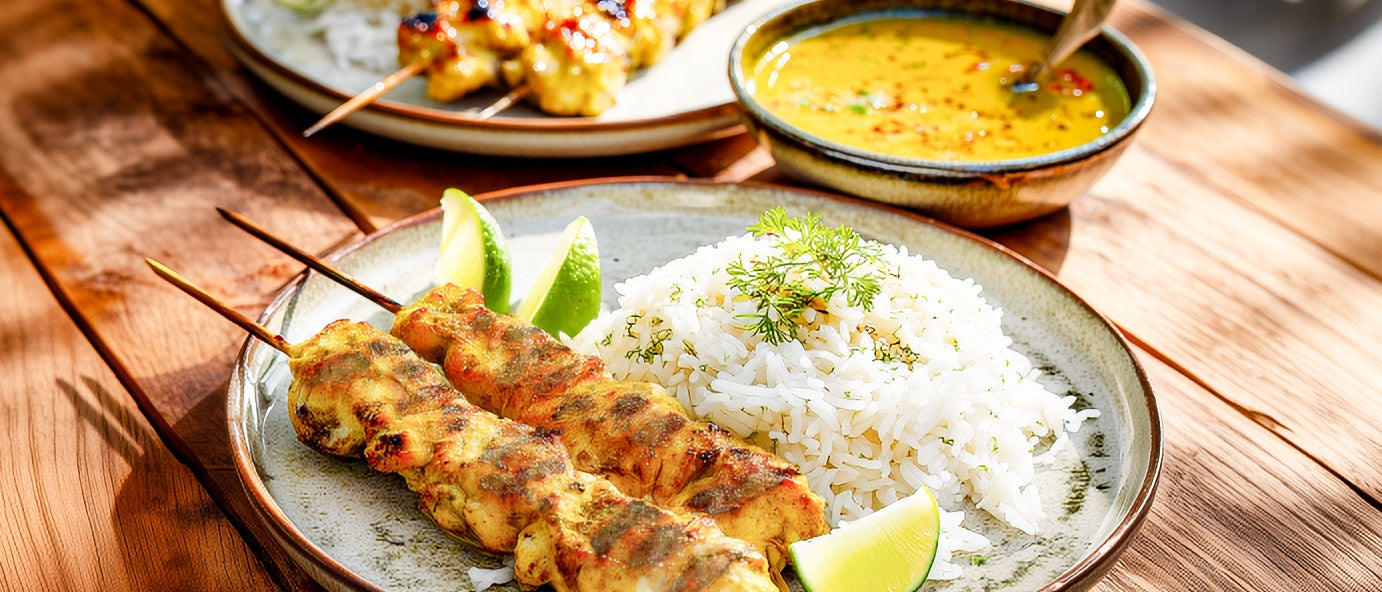 Hähnchenspieße auf Zitronengras mit Currysauce