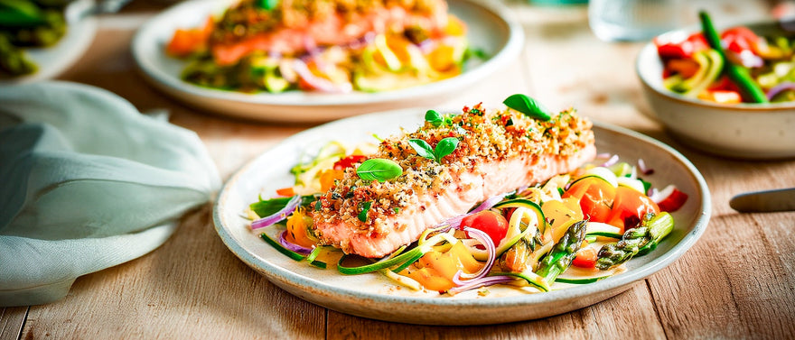 Lachs mit Kräuterkruste auf warmem Gemüsesalat