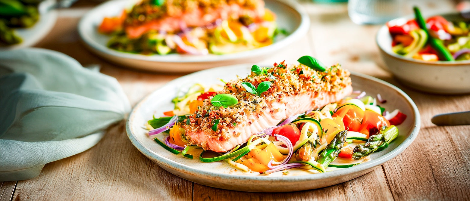 Lachs mit Kräuterkruste auf warmem Gemüsesalat