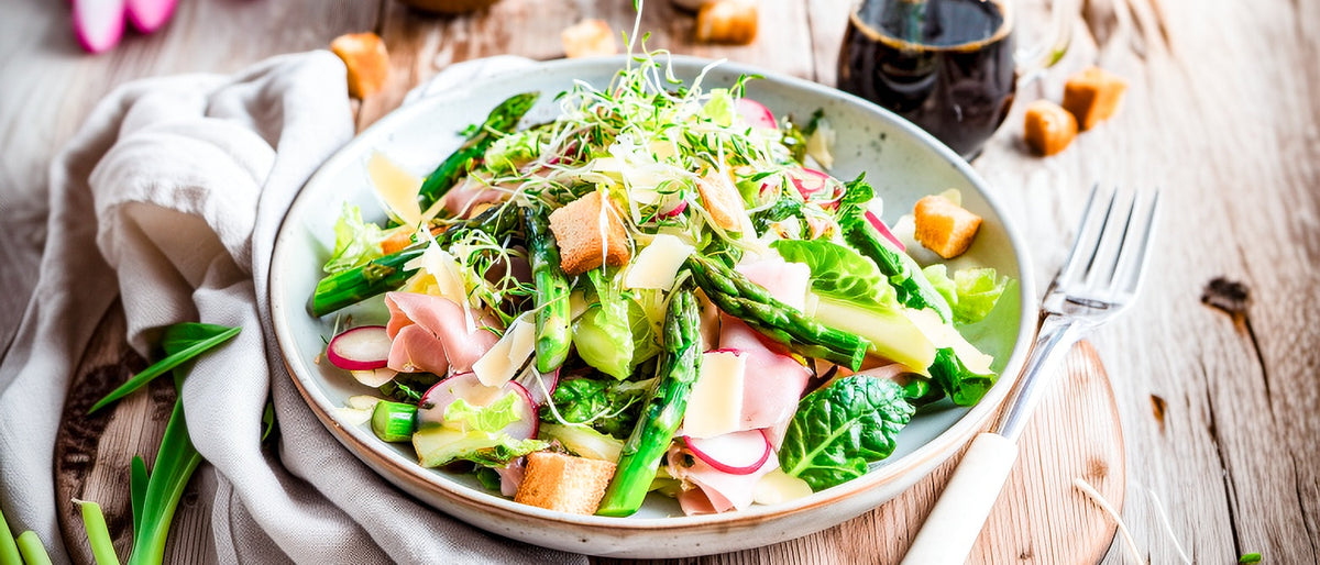 Frühlingssalat mit Spargel, Käse und Schinken