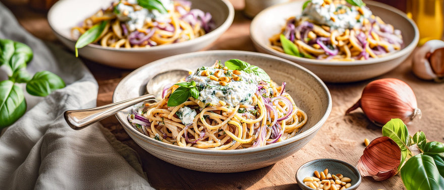 Spaghetti mit roten Zwiebeln und Kräuterricotta