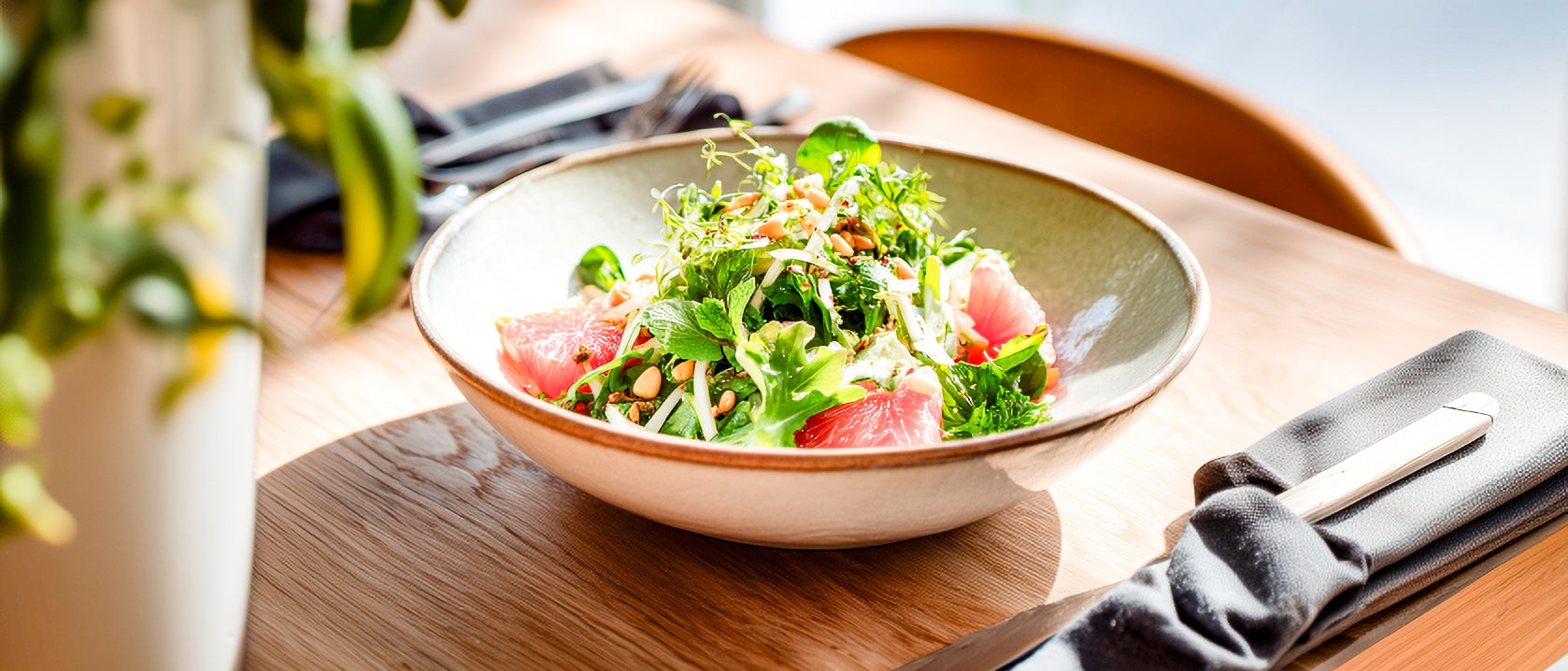 Frühlingskräutersalat mit Kohlrabi, Grapefruit und Pinienkernen