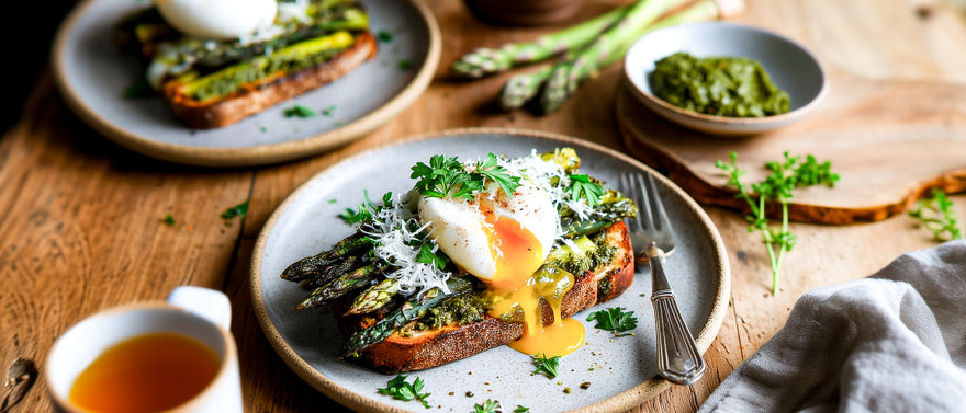 Gegrillter Pesto-Spargel mit pochiertem Ei auf Röstbrot