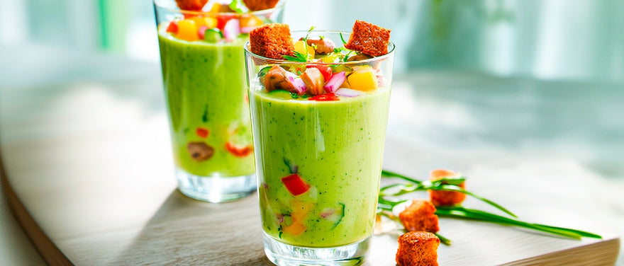 Frühlings-Champignon-Gazpacho mit Kabanos und Knoblauchcroûtons