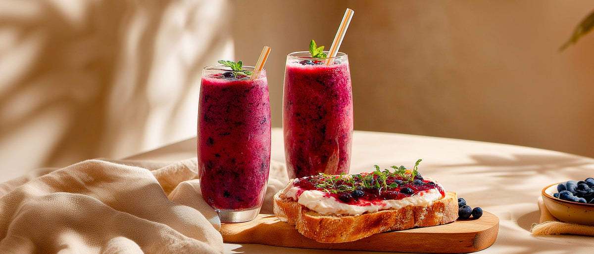 Frühstücks-Beerendrink mit süßem Quarkbrot