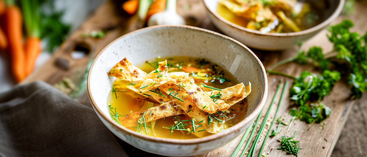 Klare Suppe mit Curry-Sesam-Flädle