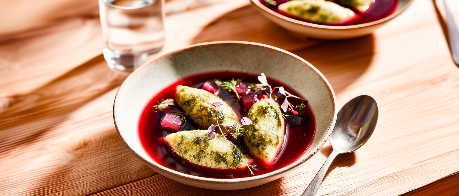 Kräuternockerl in Rote Beete-Bouillon