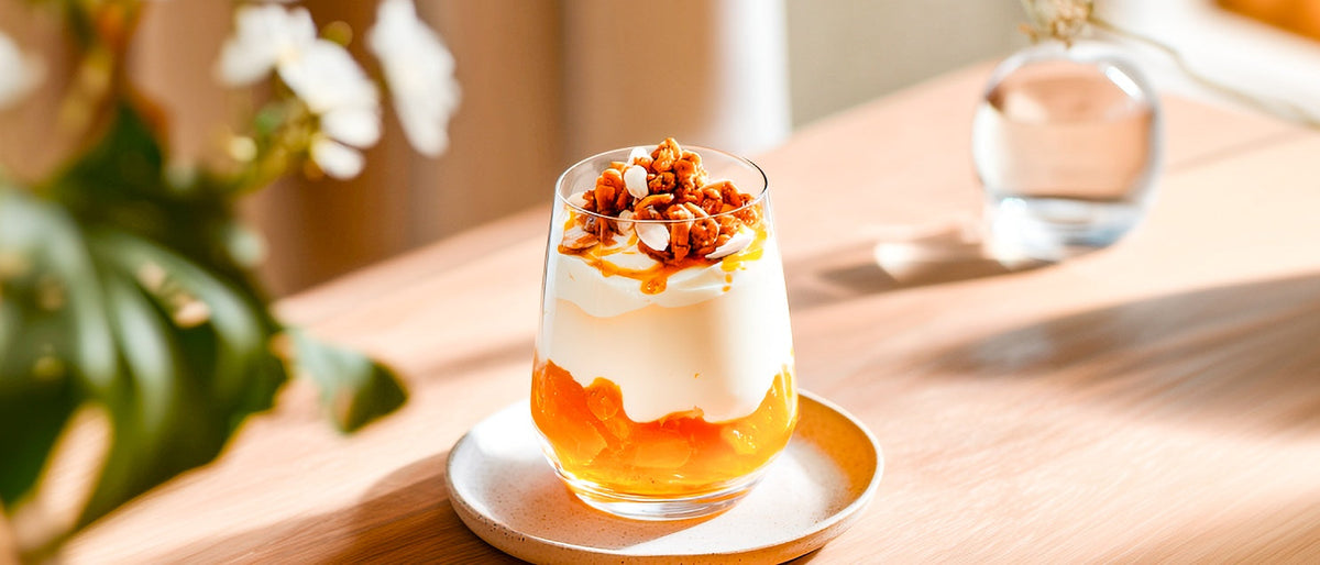 Honigquark mit gebrannten Mandeln und Vanille-Orangenragout