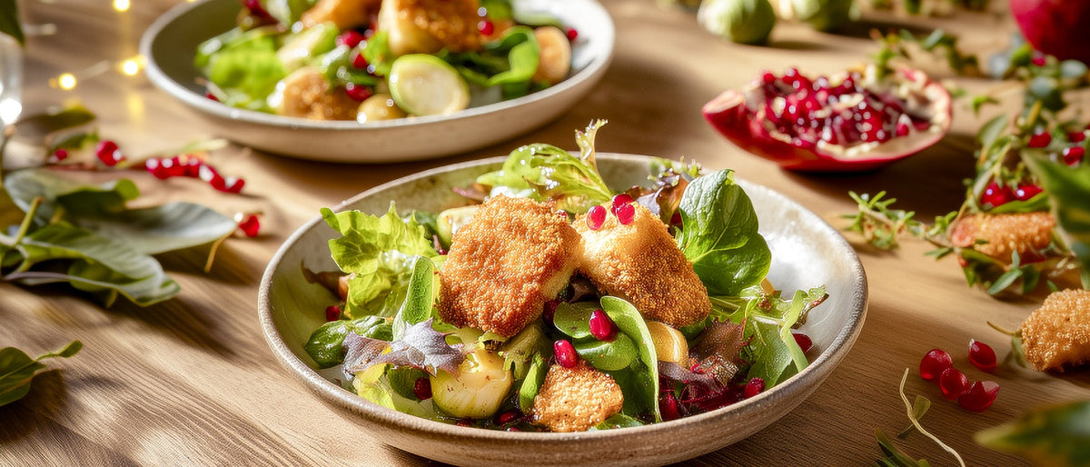 Herbstsalat mit gebackenen Haselnuss-Camembertecken