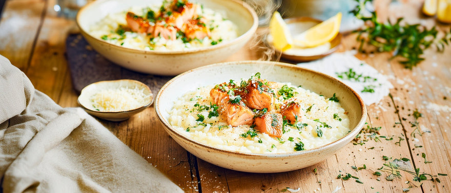 Kerbelrisotto mit gebratenen Lachswürfeln
