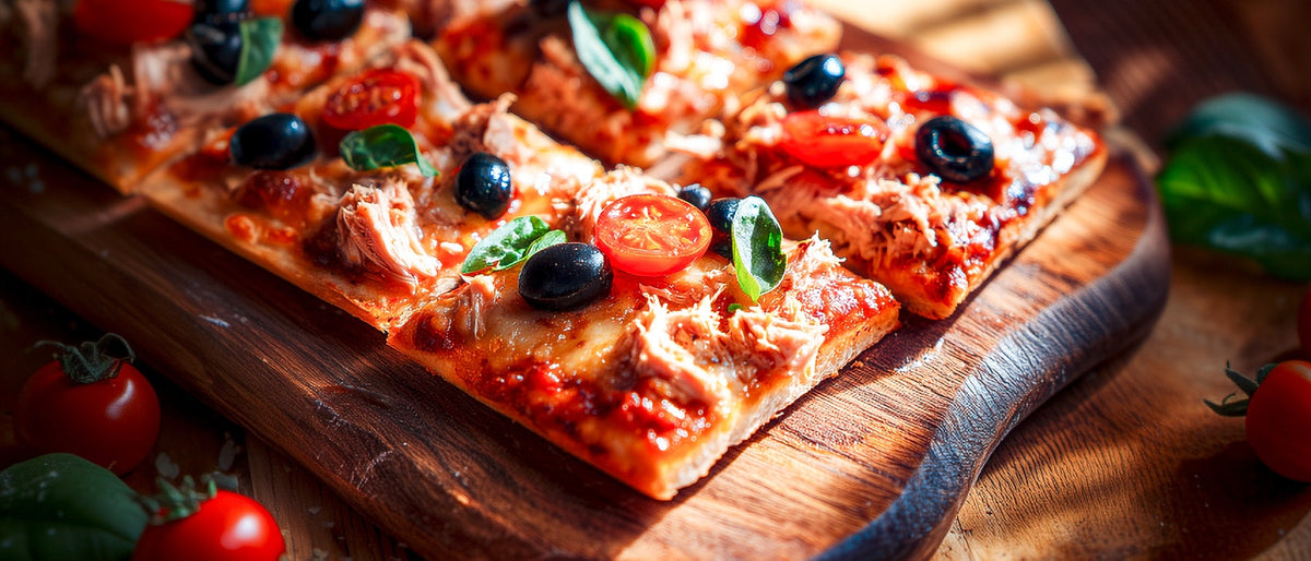 Thunfischpizza mit Kirschtomaten und schwarzen Oliven