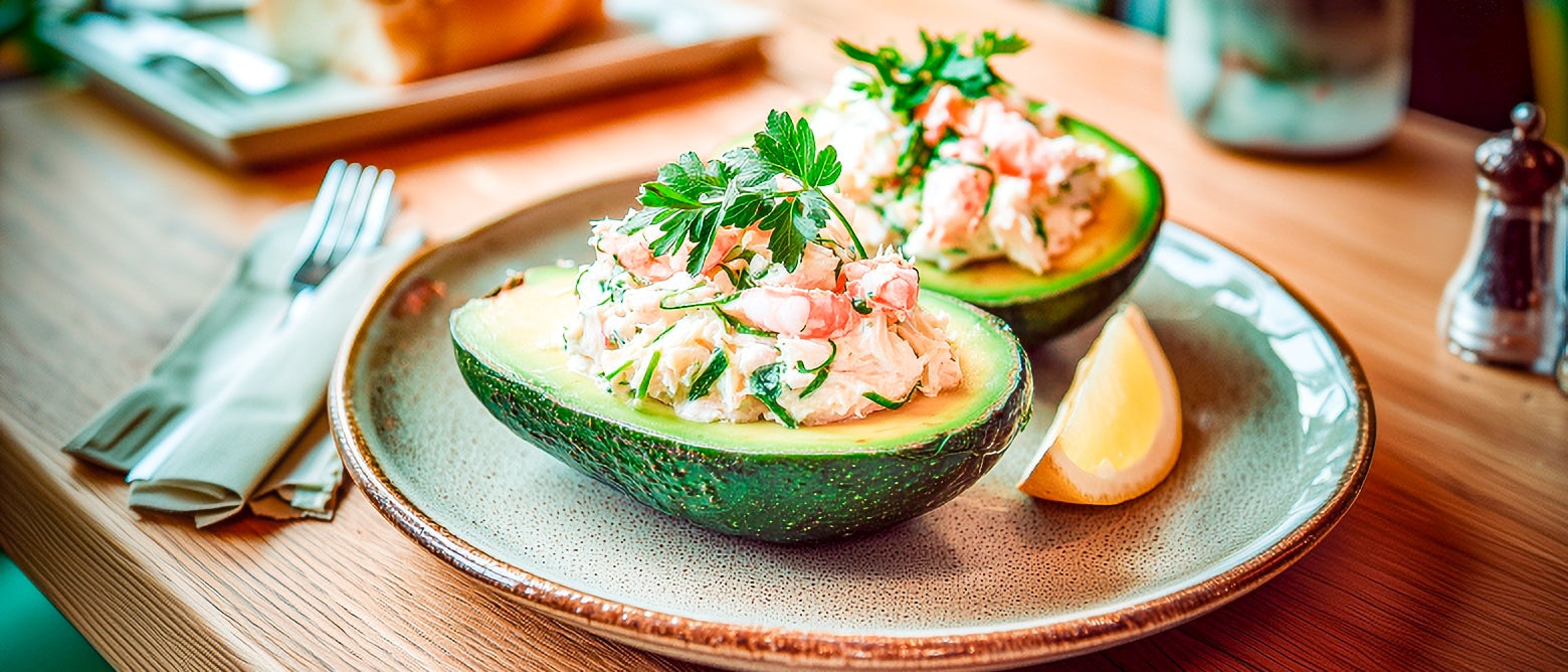Gefüllte Avocado mit Frischkäse, Frühlingszwiebeln und Krabben