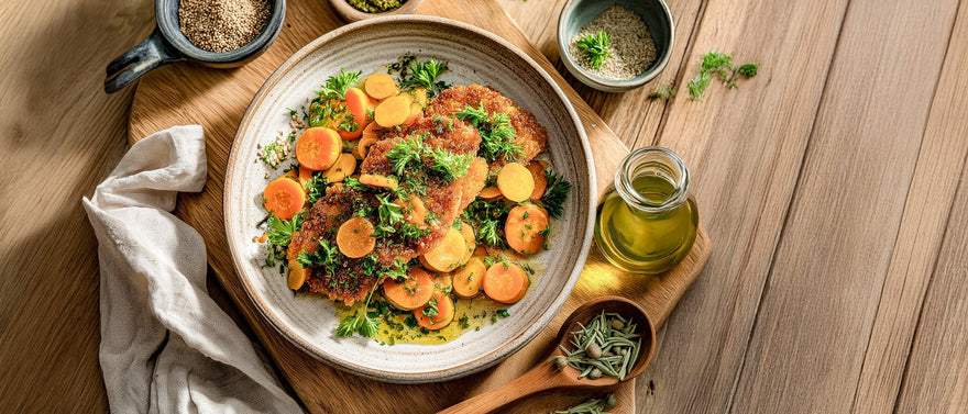 Sellerieschnitzel auf Salat von jungen Karotten in Sesamdressing