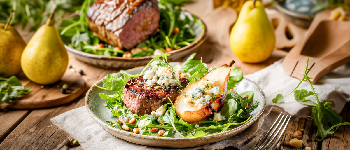 Rindermedaillons und gebratene Gorgonzola-Birne auf Rucolasalat