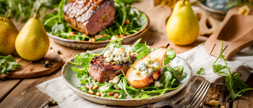 Rindermedaillons und gebratene Gorgonzola-Birne auf Rucolasalat