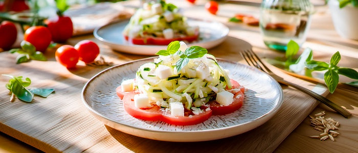 Sellerie-Zucchinisalat mit Tomaten und Mozzarella