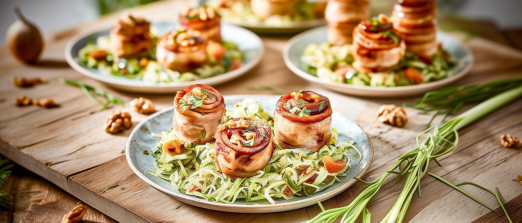 Mini-Hähnchenrouladen auf Lauchsalat