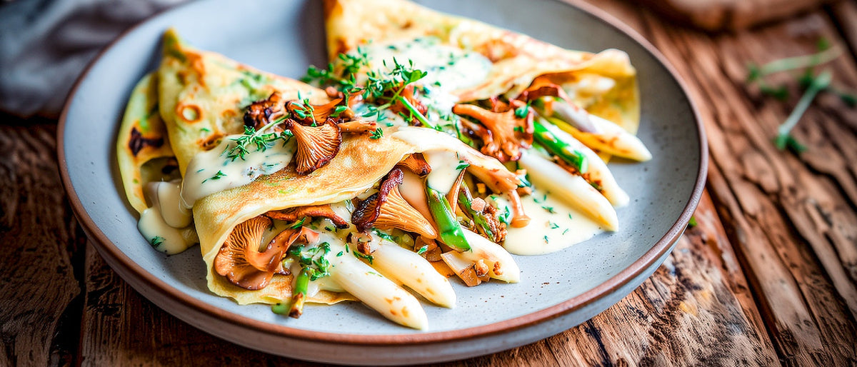 Pfannkuchen mit Pfifferlingen, Spargel und Kräuterhollandaise