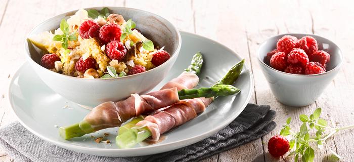 Grüner Spargel mit Parmaschinken und Zitronen-Himbeer-Couscous