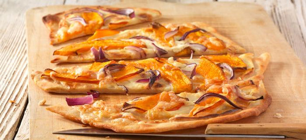 Vollkorn-Flammkuchen mit Kürbis und roten Zwiebeln