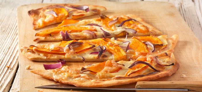 Vollkorn-Flammkuchen mit Kürbis und roten Zwiebeln