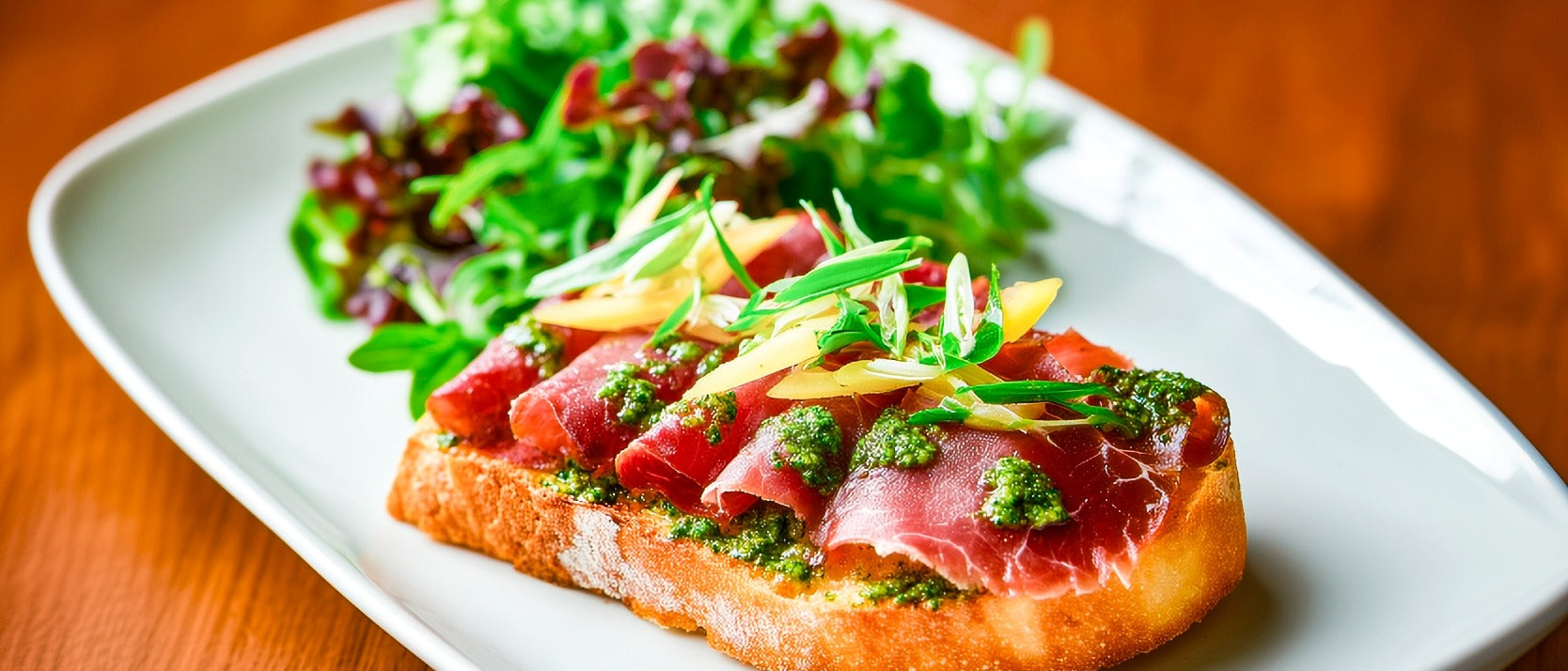Bauernbrot mit Bündnerfleisch in Pestomarinade