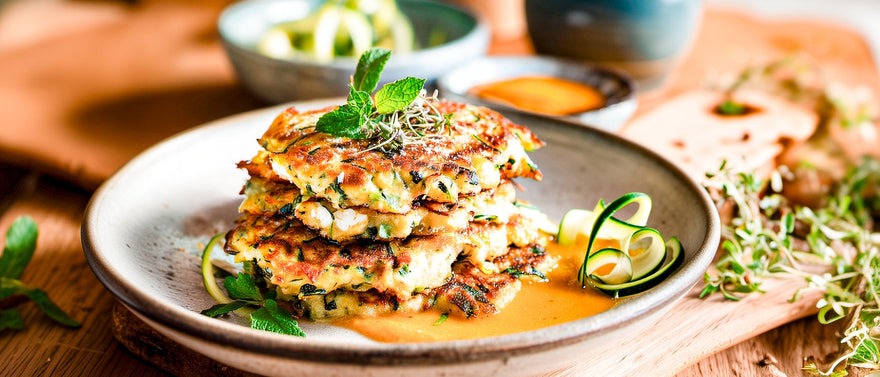 Zucchini-Schafskäse-Küchle auf Kürbis-Minzsoße