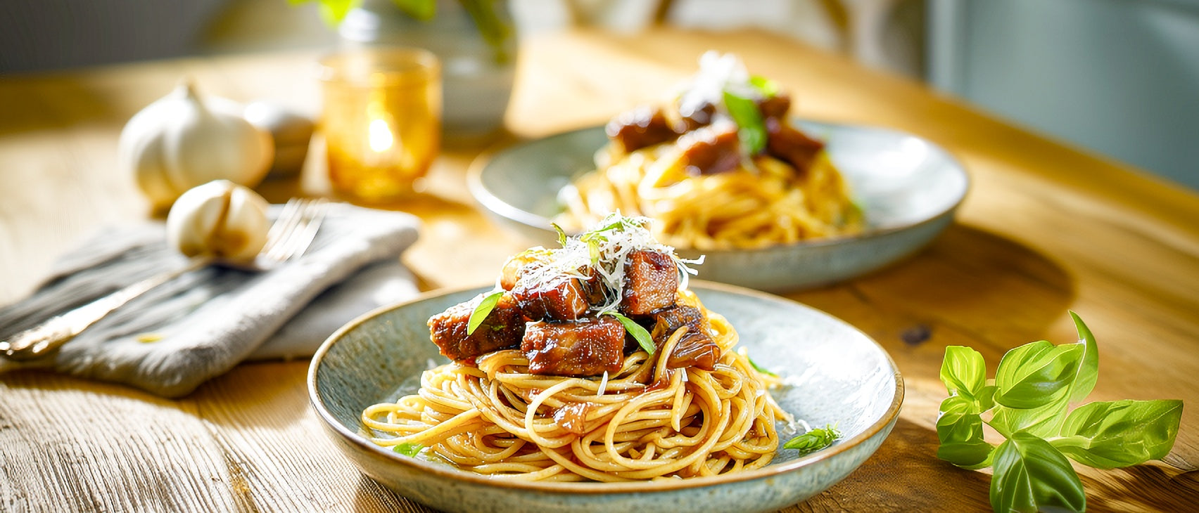 Spaghetti-Nester mit geröstetem Knoblauch, Schweinefleisch und Balsamico