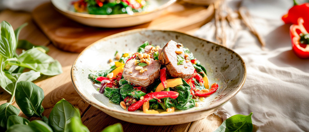 Paprika-Spinatsalat mit Lammmedaillons