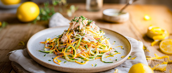 Bunte Gemüse-Spaghetti mit gezupftem Lachs
